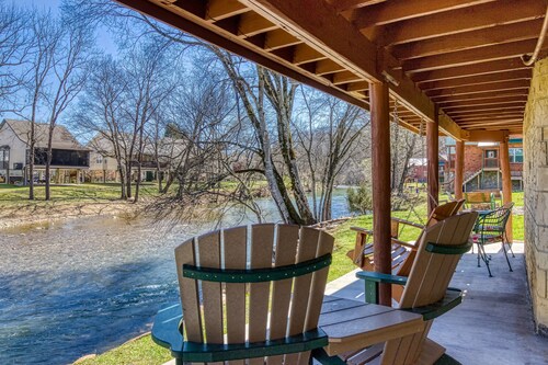 Little Pigeon River Front Cabin-1 Mile of Main Parkway in Pigeon Forge Great Fishing