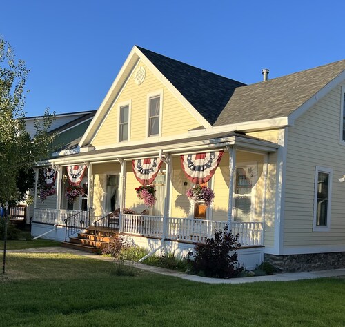 Beautiful 2BR, 2BA Condo in Historic Downtown Home Sleeps 4