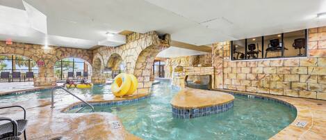 Una piscina cubierta, una piscina climatizada
