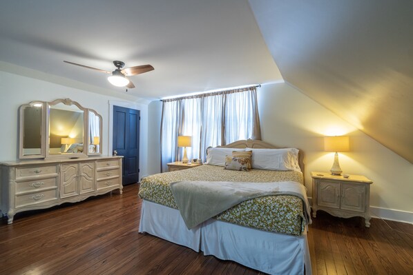 3 bedrooms, desk, iron/ironing board, free WiFi