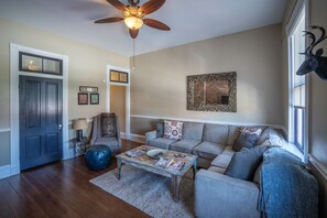 Smart TV, fireplace, DVD player, books - SPACIOUS HISTORIC DOWNTOWN LOFT! BEST LOCATION IN THE HEART OF TOWN! (Hermann)