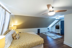 3 bedrooms, desk, iron/ironing board, free WiFi