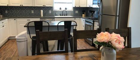 KĂŒhlschrank, Mikrowelle, Ofen, Herdplatte