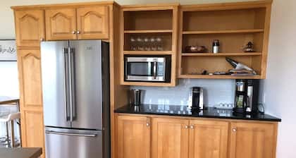 Waterfront, sleeps 12, Tesla Charger, 20 minutes from Charlottetown
