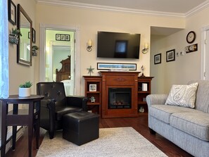 Smart TV, fireplace, books - Historic Jackson Street just 1/2 Block to the Beach with Ocean View Deck (Cape May)