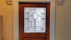 A wooden door with a stained glass window. - Cape May Jackson Street Beach Rental with Ocean Views (Cape May)