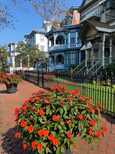 Historic Jackson Street just 1/2 Block to the Beach with Ocean View Deck