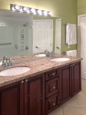 Combined shower/tub, hair dryer, towels