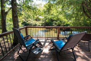Property grounds - Toccoa River Cabin - Beautiful! Fishing! Tubing! Hiking! (Suches)