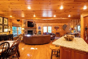 Smart TV, fireplace, video games, DVD player - Toccoa River Cabin - Beautiful!  Fishing! Tubing! Hiking! (Suches)