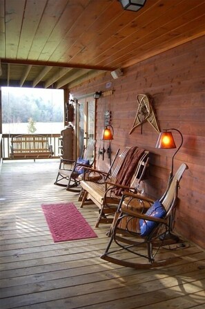 Terrace/patio - Toccoa River Cabin - Beautiful! Fishing! Tubing! Hiking! (Suches)