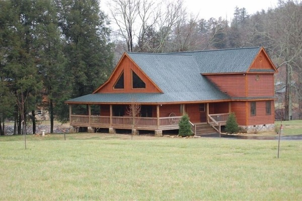 Beautiful and relaxing 3BR 2BA mountain home on the Toccoa River.