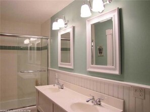 Shower, hair dryer, towels - Gorgeous Waterfront Estate In Historic Bayside (Northport)
