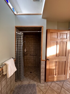 シャワー、ヘアドライヤー、タオル、石鹸