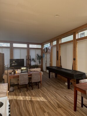 Games room - Cute West Seattle Cottage  (Seattle)