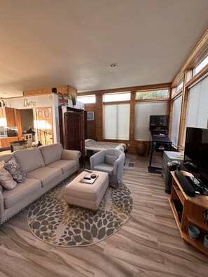 Smart TV, DVD player, books, music library - Cute West Seattle Cottage  (Seattle)