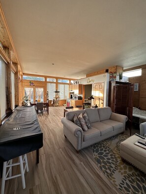 Smart-TV, DVD-Player, Bücher, Musikbibliothek