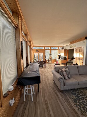 Smart-TV, DVD-Player, Bücher, Musikbibliothek