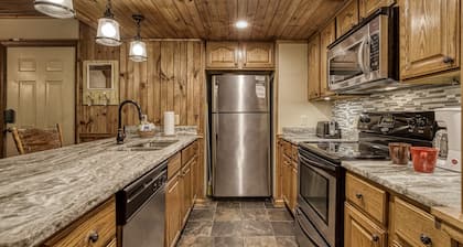 Convenient-Theater System-Gameroom-Internet- Walking Distance to Outdoor Pool Pet Friendly