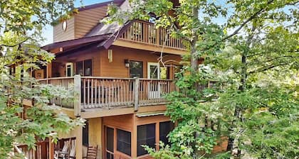 Convenient-Theater System-Gameroom-Internet- Walking Distance to Outdoor Pool Pet Friendly