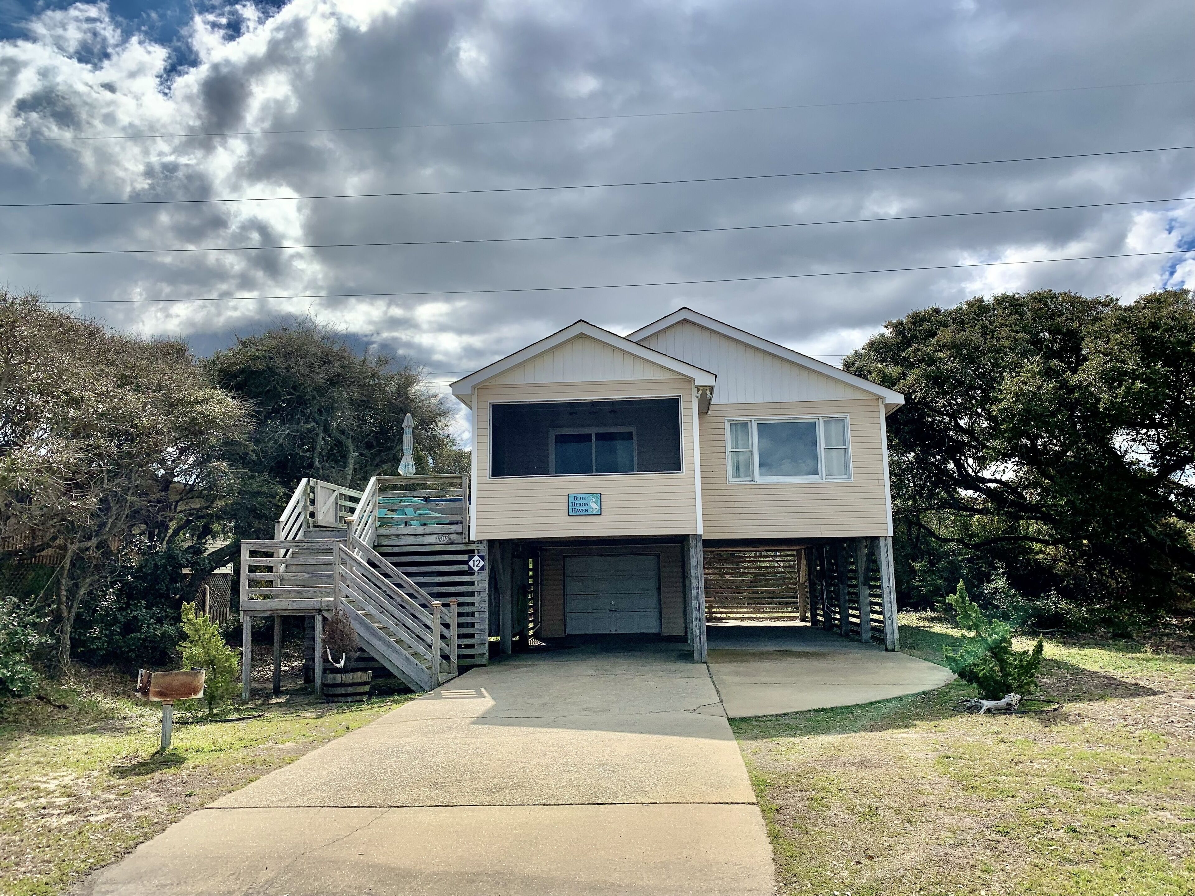 Ocean Side, Hot Tub, Pet Friendly, Fully Remodeled Beach Home