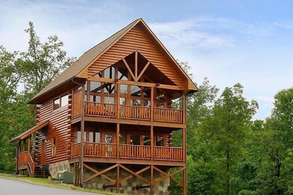 Heavenly Dreams - Beautiful Mountain View| Brand New Hot Tub!| Pet Friendly!