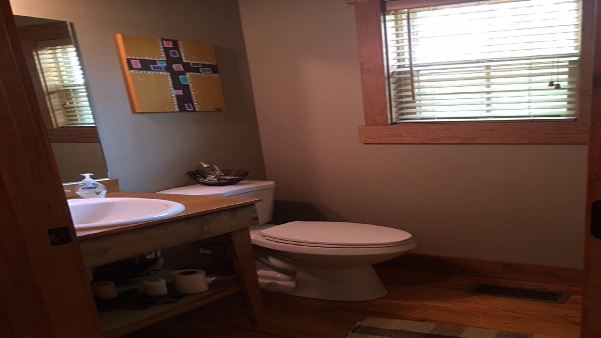 GORGEOUS LAKE FRONT 3 BEDROOM CABIN ON LAKE WEDOWEE-15 steps to lake! <br>5 stars!