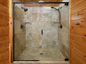 Een douche, een haardroger, handdoeken
