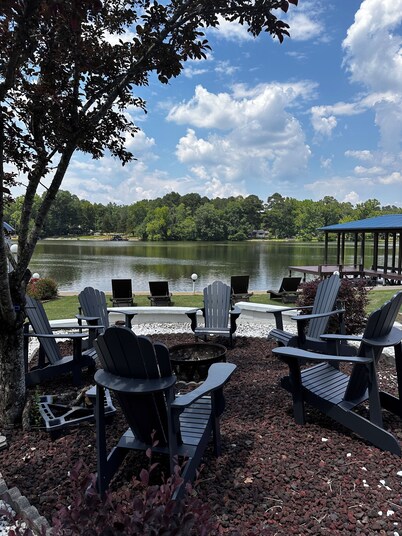 Glorious gateway 4 bedroom lake home- Discount Rates!!