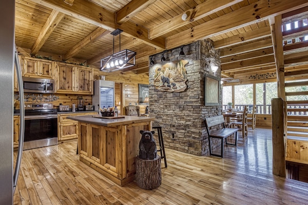 Wears Valley Cabin "Katies Lodge" - Kitchen island