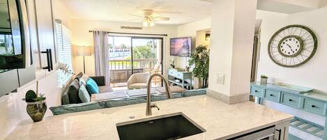 スマートテレビ、DVD プレーヤー、書斎 / ワークスペース