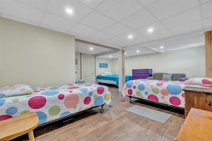 5 bedrooms, free WiFi, bed sheets
