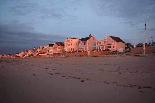 Nauti Auringonnousuja, Sunset ja Smores siitä Moody Beach tästä Beachfront vuokraus!