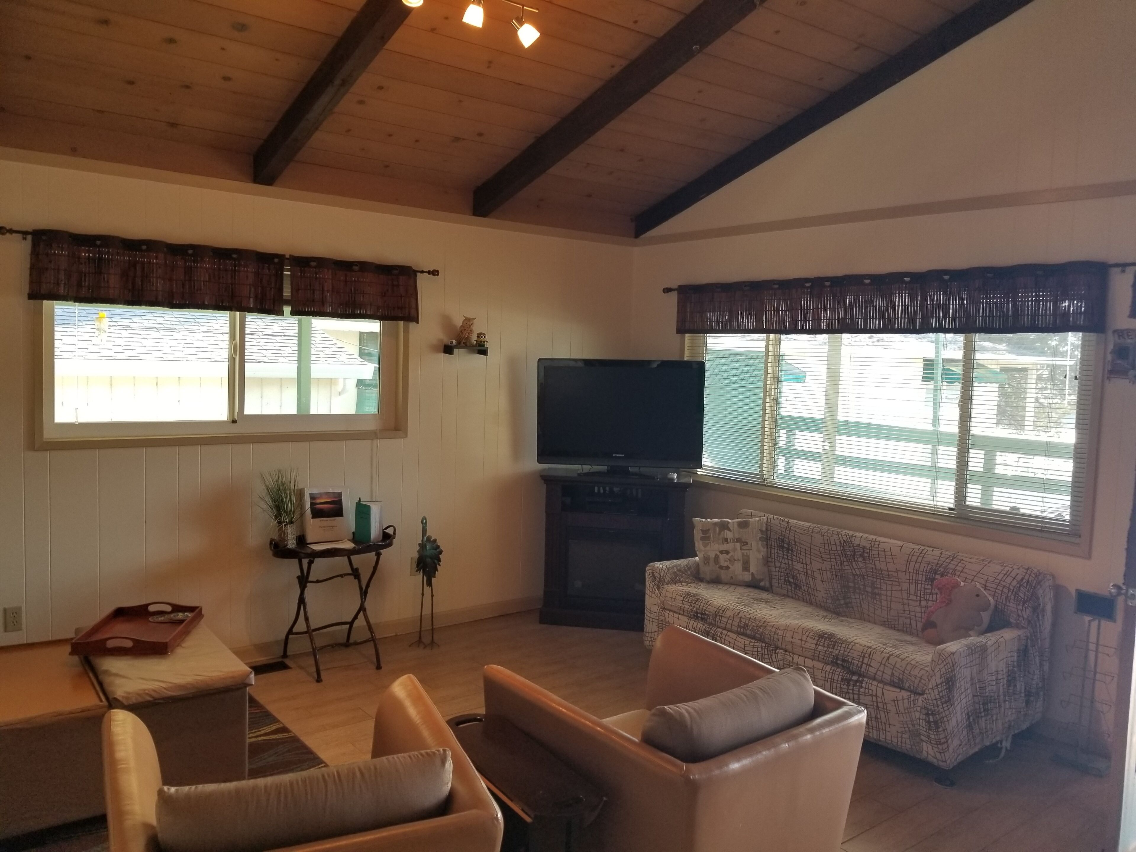 LAKEFRONT HOME! Private cove with your own boat dock! Amazing views!