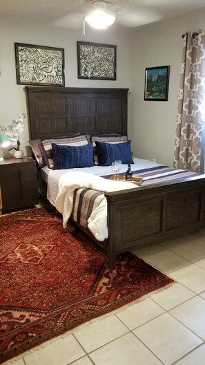 2 bedrooms, in-room safe, iron/ironing board, free WiFi - Enjoy Vanderbilt Beach in our updated 2/2 close to beach and many ammenties. (Naples)