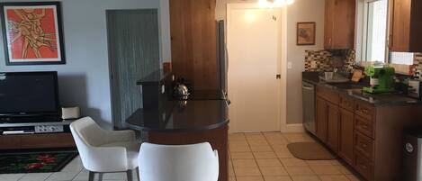 Frigorífico, microondas, horno y placa de cocina