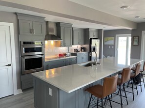 Kylskåp, mikrovågsugn, ugn och spishäll