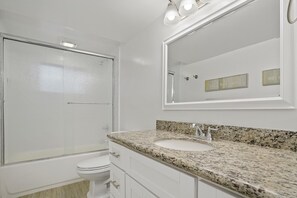 وحدات دش مع أحواض استحمام، مجففات شعر، مناشف، صابون