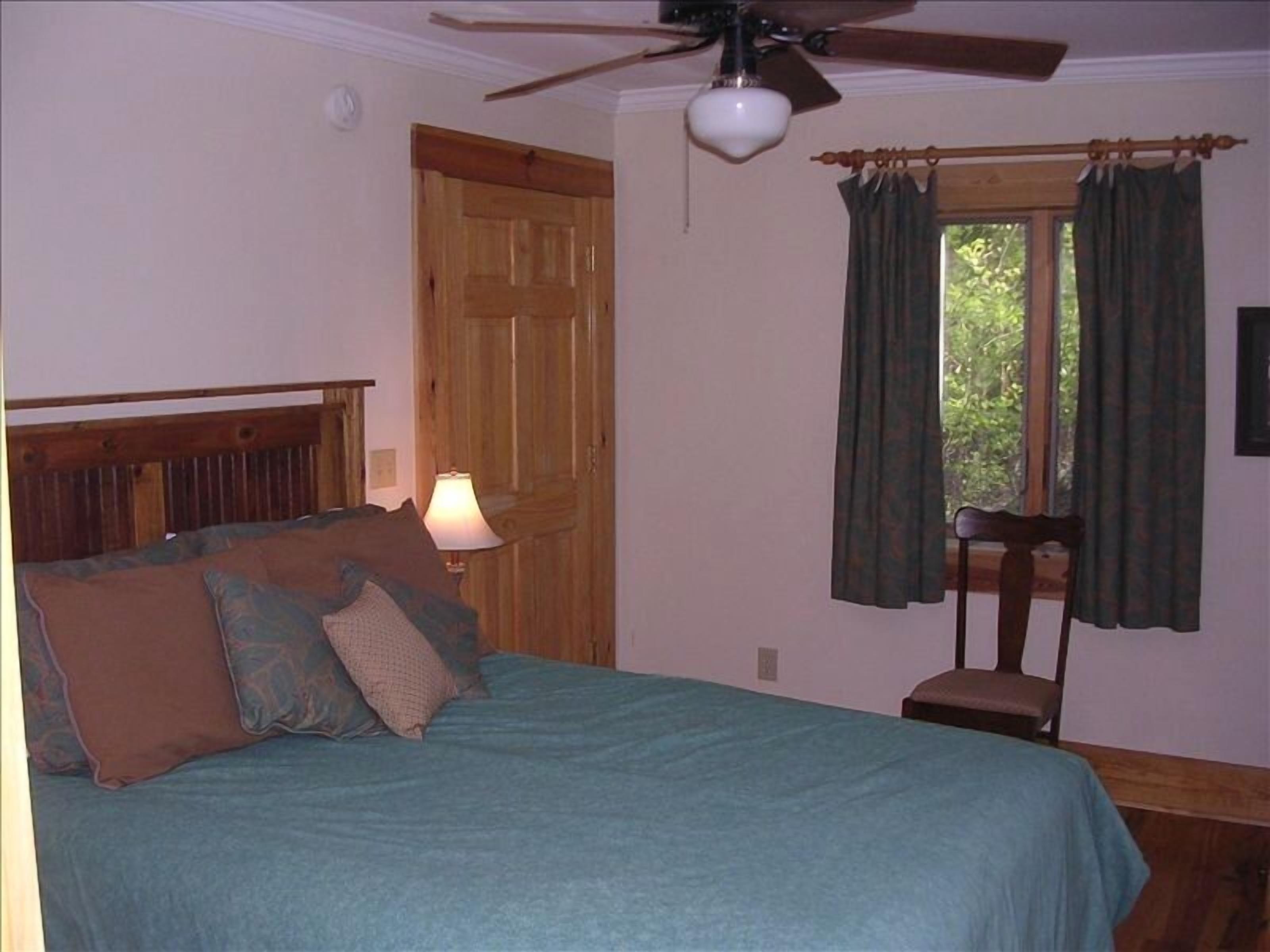 Lakefront Mountain Getaway.  Quiet cove perfect for water activities, fire pit.