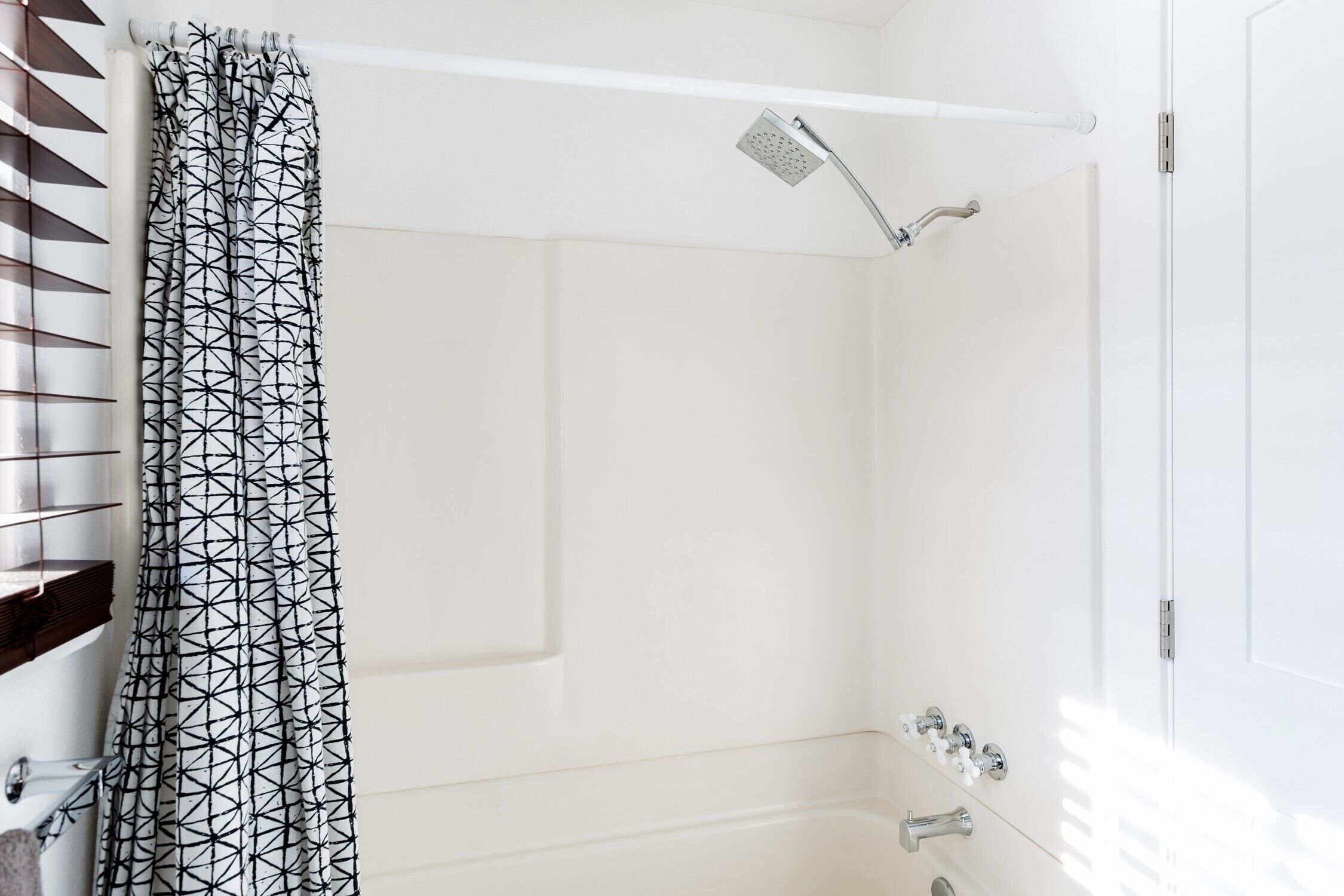 Ein Badezimmer mit Dusche, Toilette und Waschbecken.