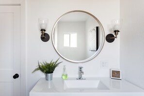Combined shower/bathtub, hair dryer, towels, soap