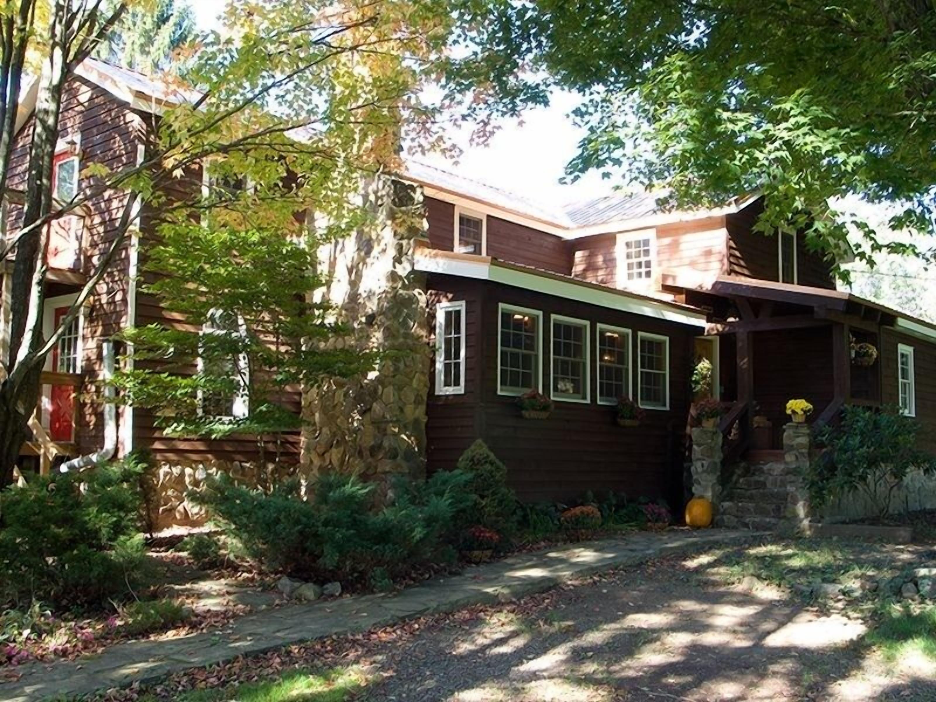 Historic Farmhouse and horsefarm with trail riding and a pond.