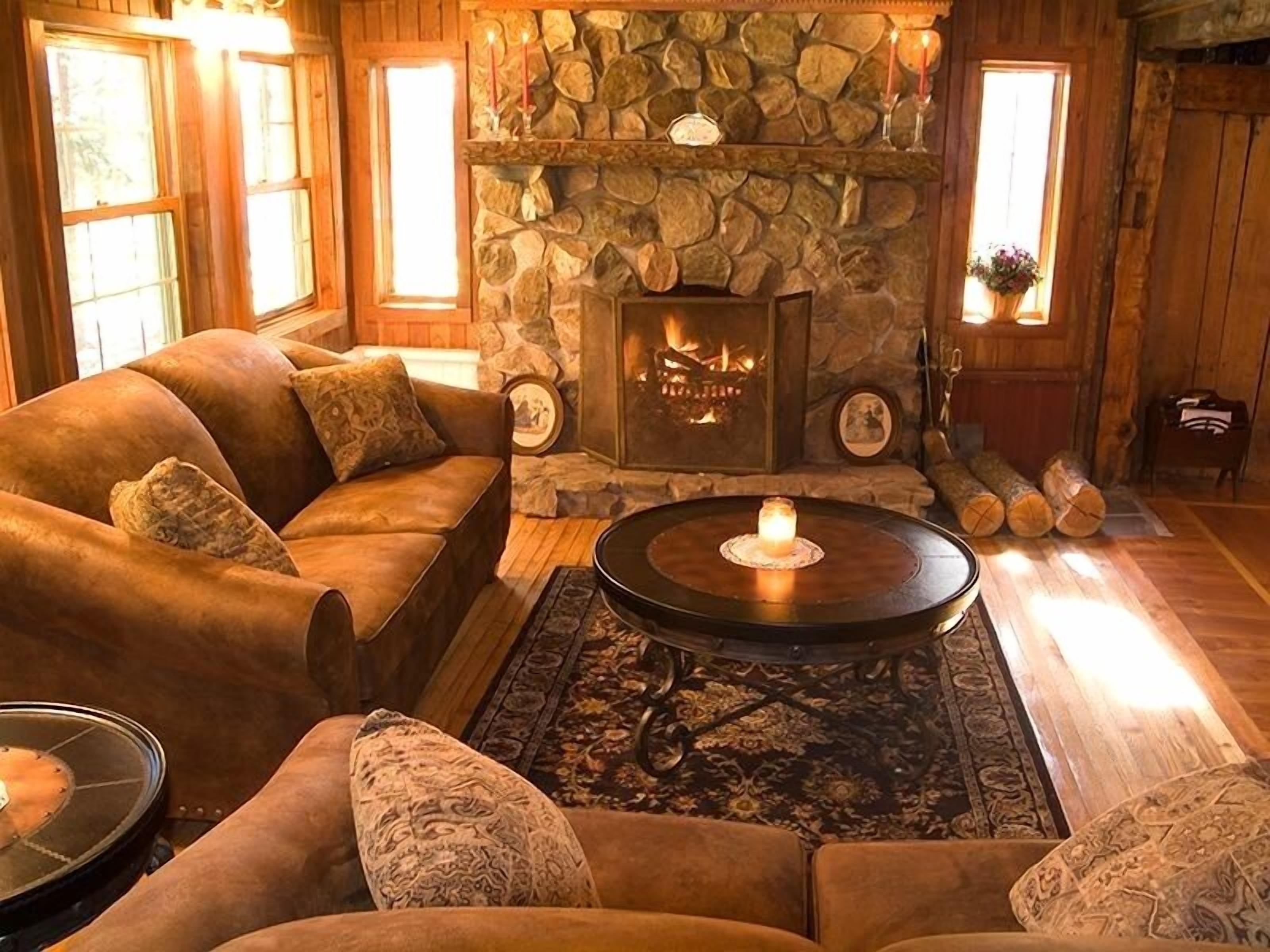 Historic Farmhouse and horsefarm with trail riding and a pond.