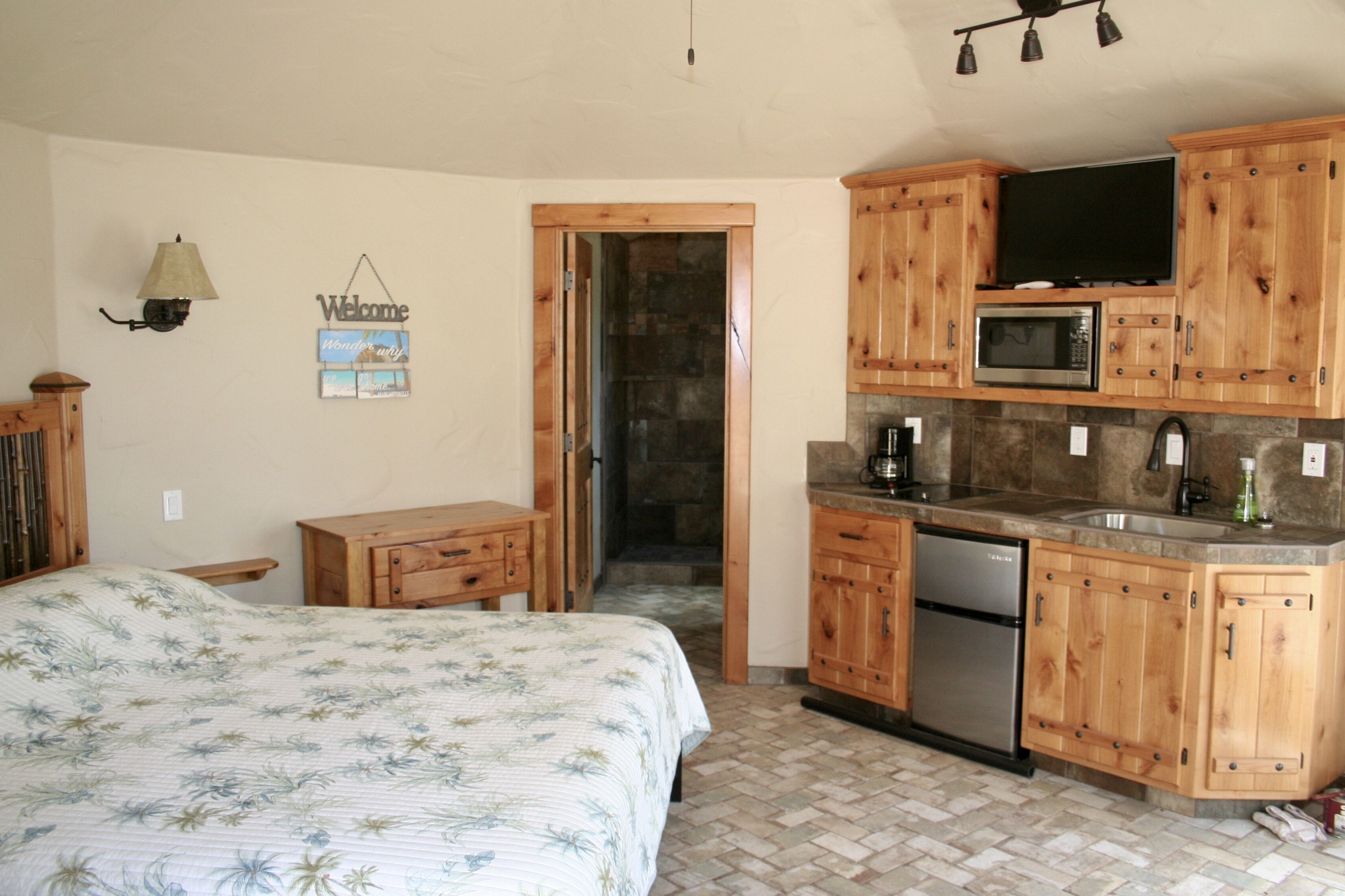 Lake Front Bungalow - Couples Getaway