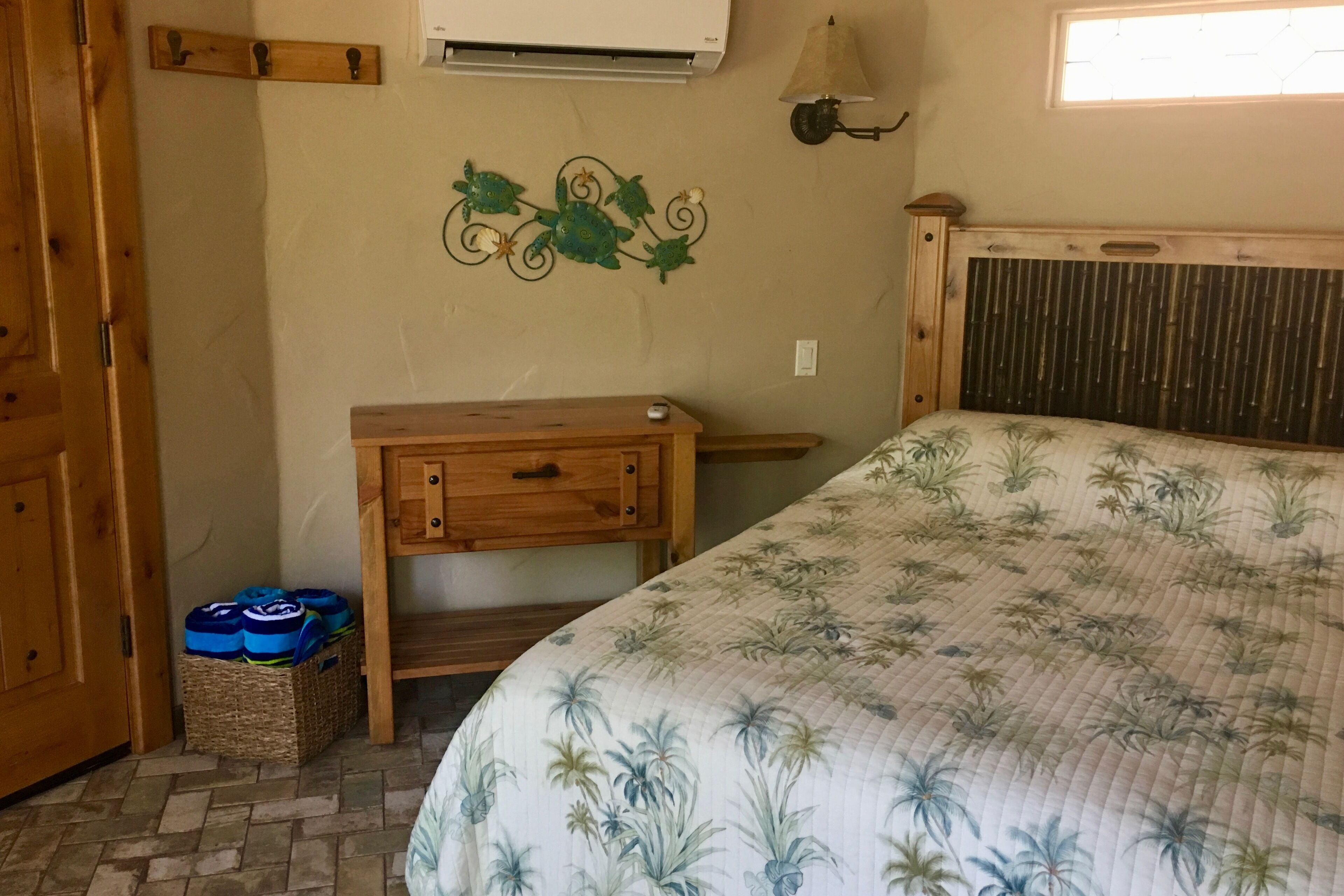 Lake Front Bungalow - Couples Getaway