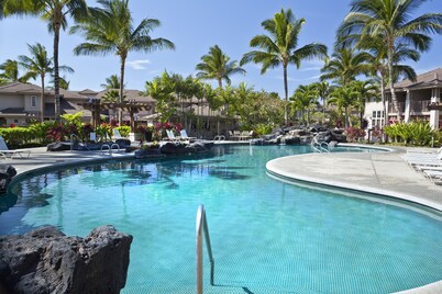 Excellent for couples or families. Right on the Golf Course.