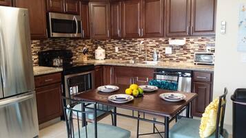 KylskÄp, mikrovÄgsugn, ugn och spishÀll