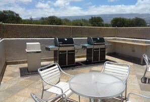 Outdoor dining - 2B2B Oceanfront Condo, Oceanview in masterbed and living RM ^2026 on sale (Kihei)
