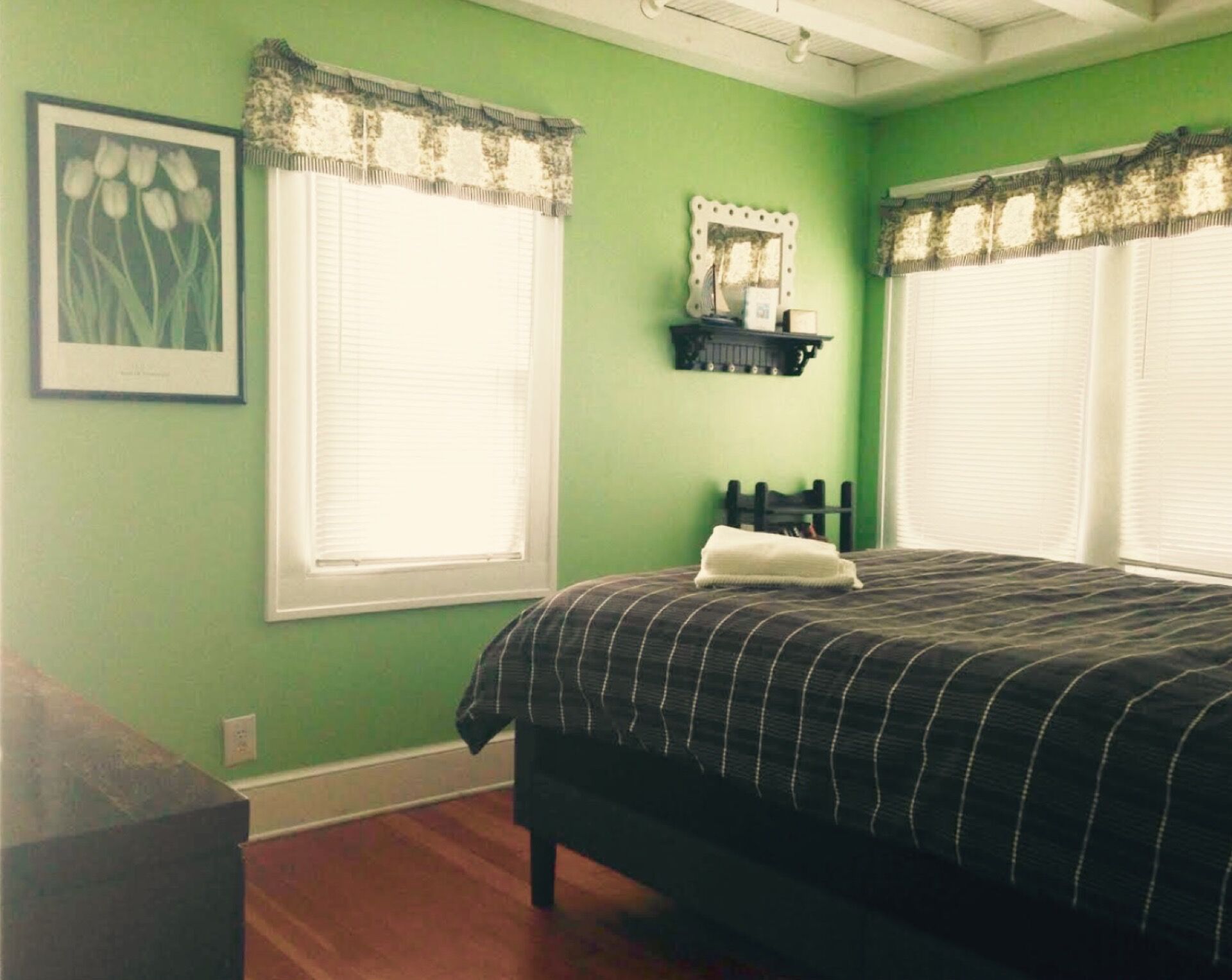 4 bedrooms, iron/ironing board, WiFi, bed sheets