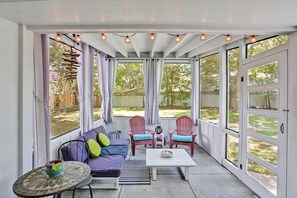 TV, DVD player, stereo - Anchor House Southport (Southport)